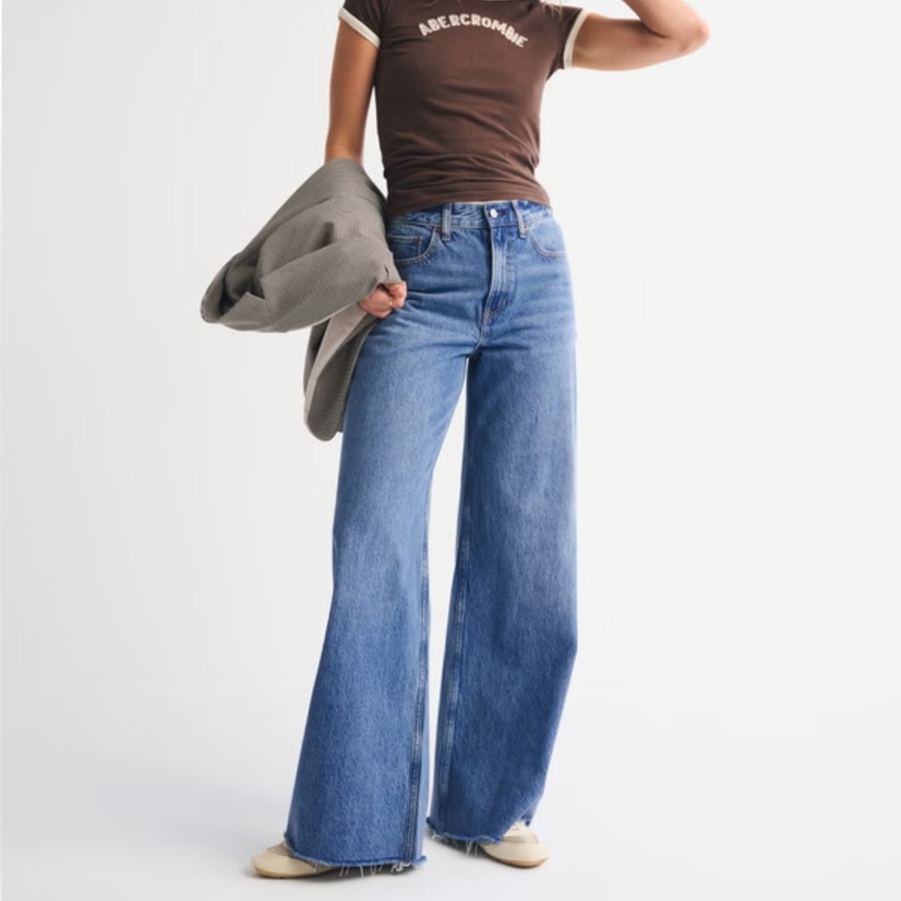 NWT Abercrombie & Fitch High Rise Wide Leg Jean in Medium w/Hem Distress